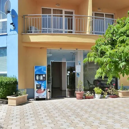 Comfortable In 65 M² Shared Pool Апартамент