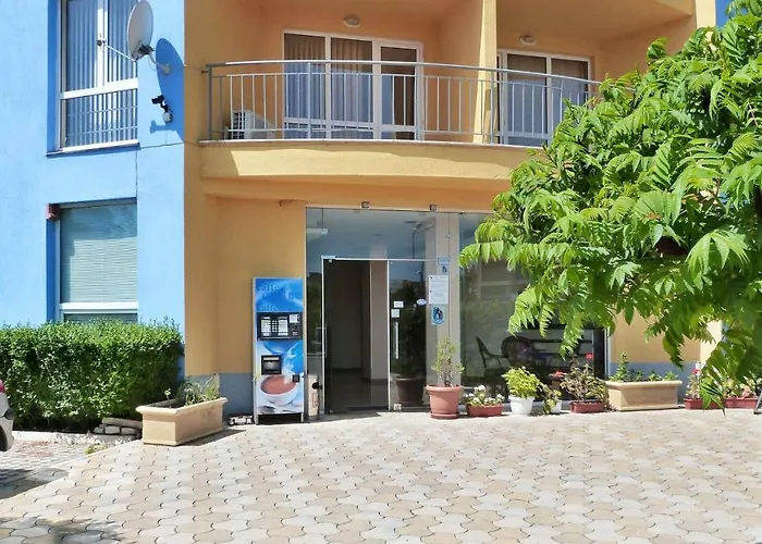 Comfortable In 65 M² Shared Pool Апартаменти